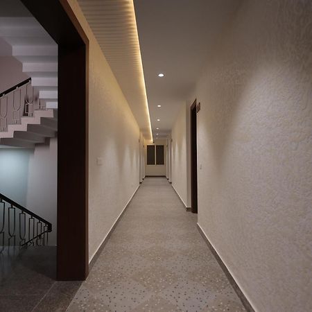 Hotel Regal Palm ムラーダーバード エクステリア 写真