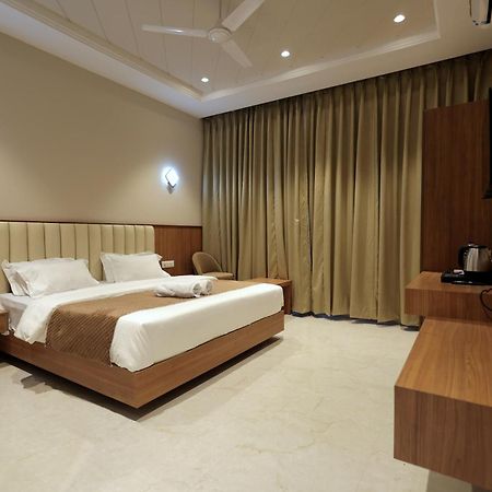 Hotel Regal Palm ムラーダーバード エクステリア 写真