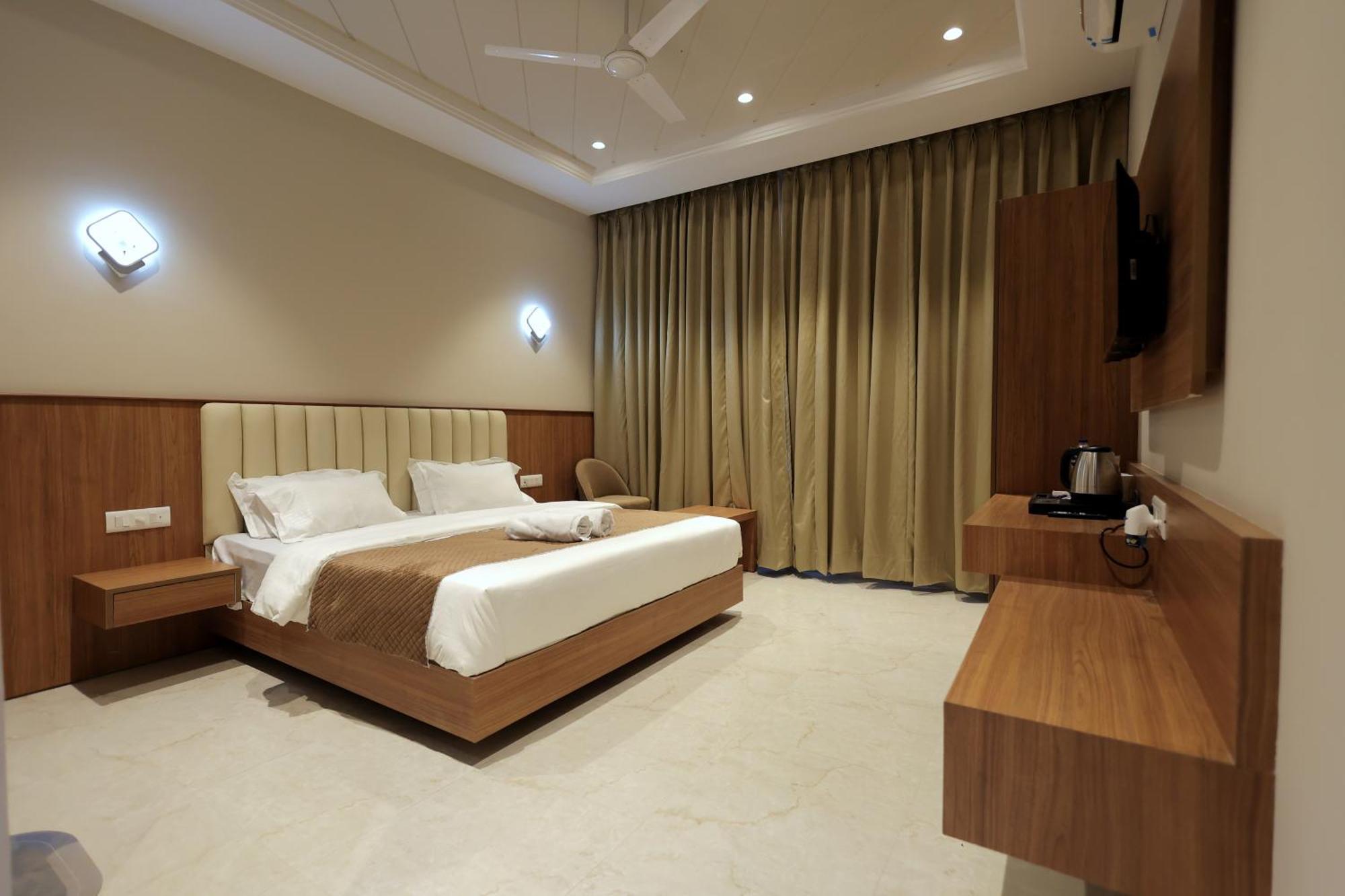Hotel Regal Palm ムラーダーバード エクステリア 写真