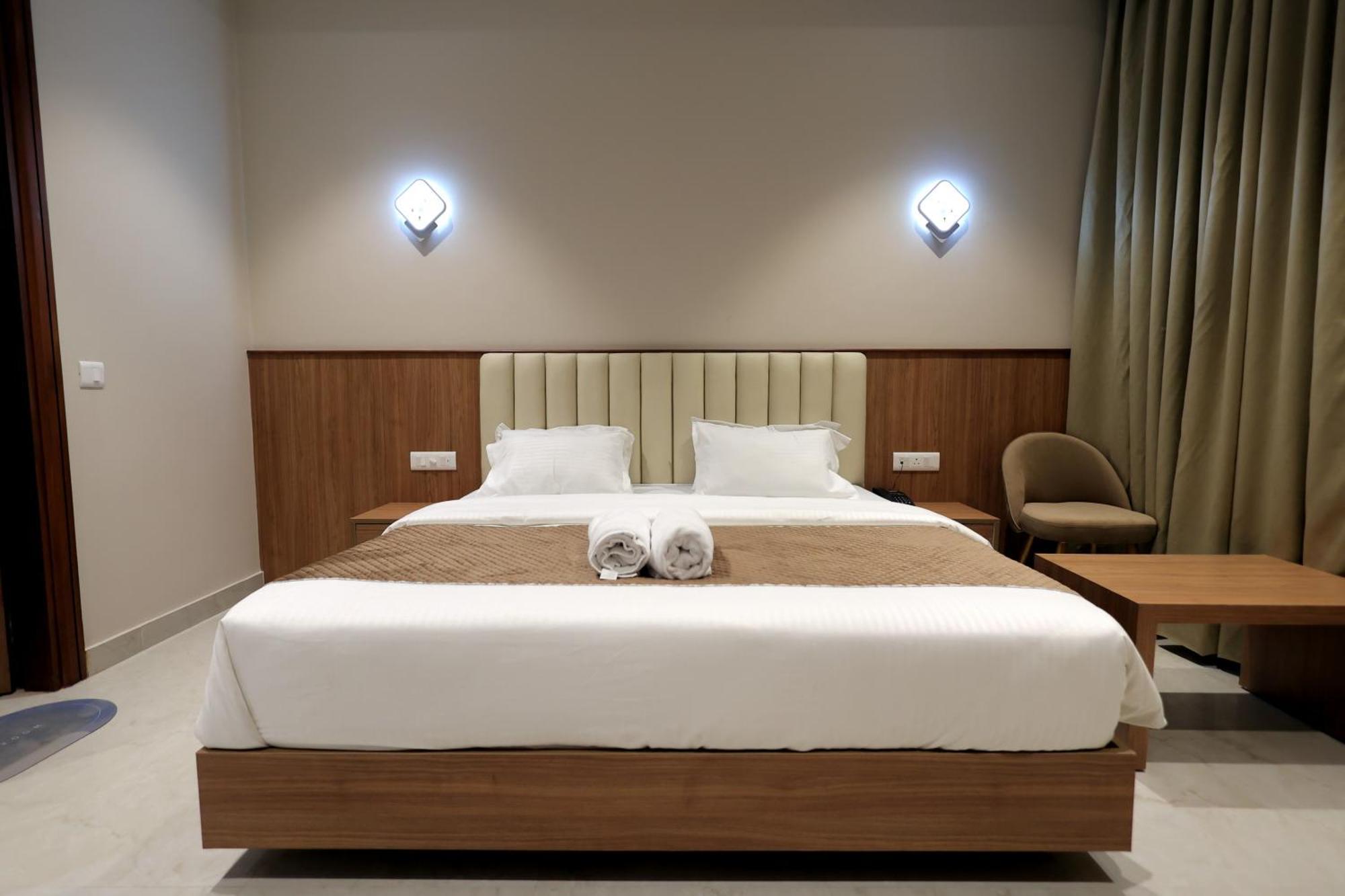 Hotel Regal Palm ムラーダーバード エクステリア 写真