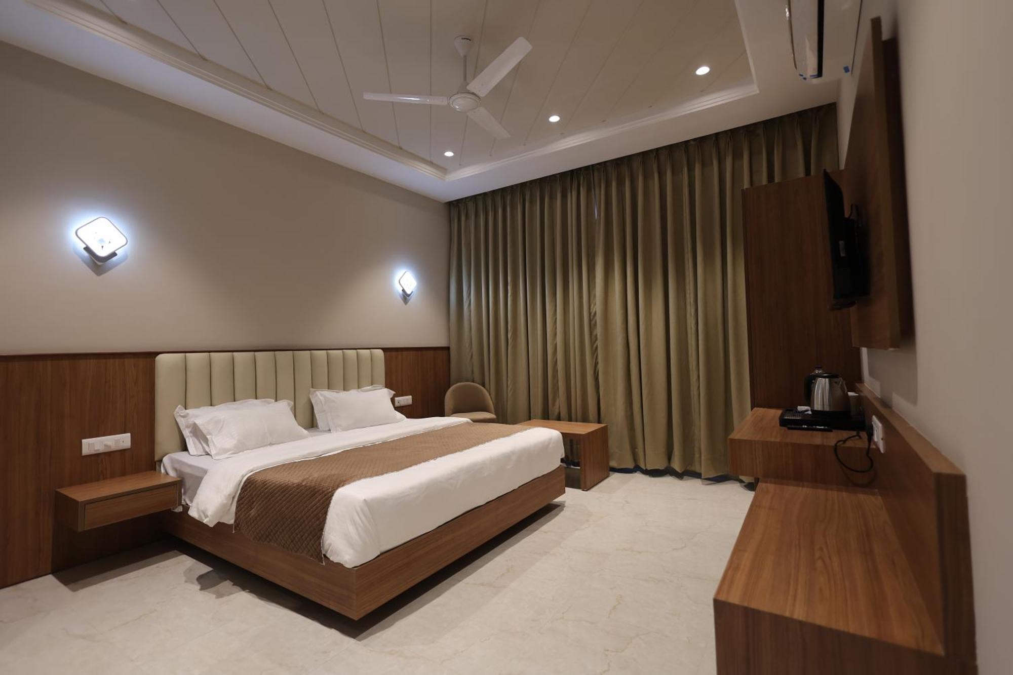 Hotel Regal Palm ムラーダーバード エクステリア 写真