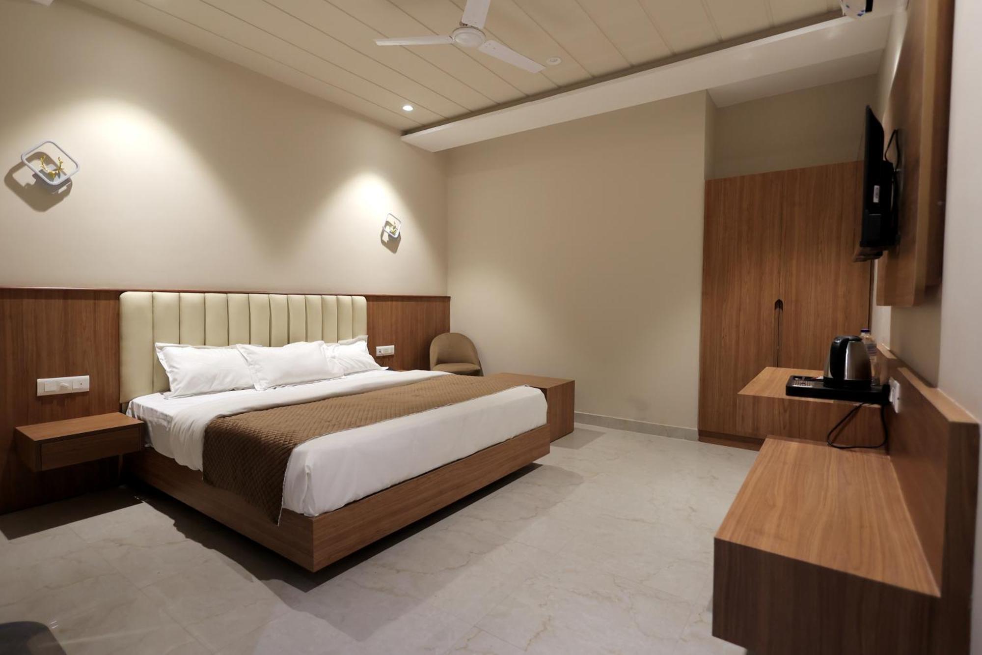 Hotel Regal Palm ムラーダーバード エクステリア 写真