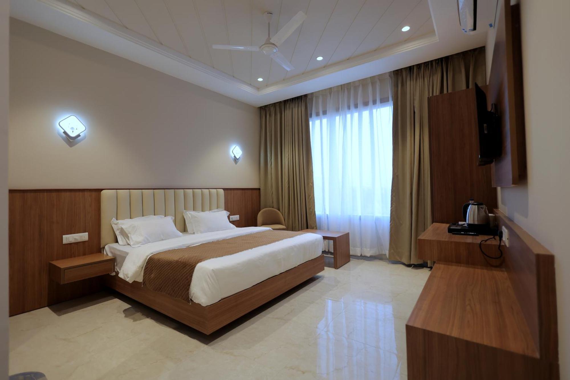 Hotel Regal Palm ムラーダーバード エクステリア 写真